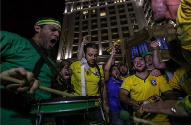 CĐV náo loạn khách sạn của tuyển Brazil lúc nửa đêm - Bóng Đá