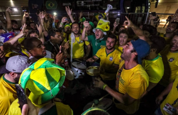 CĐV náo loạn khách sạn của tuyển Brazil lúc nửa đêm - Bóng Đá