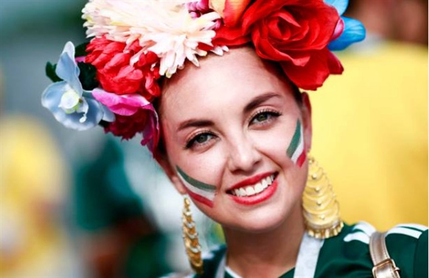 Các mỹ nhân Brazil - Mexico thi nhau khoe sắc trên khán đài - Bóng Đá