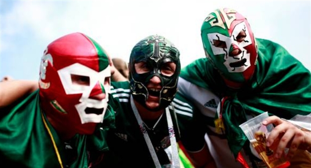 Các mỹ nhân Brazil - Mexico thi nhau khoe sắc trên khán đài - Bóng Đá