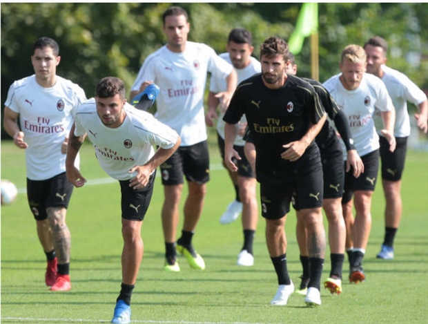 Mặc thượng tầng khủng hoảng, CĐV vẫn 'đốt lửa' trên sân tập Milan - Bóng Đá