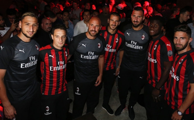 Tuy nhiên gương mặt của trung vệ người Italia lại không mấy thoải mái trong buổi lễ này.