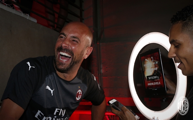 Sự gượng gạo của Bonucci là hoàn toàn trái ngược với Reina