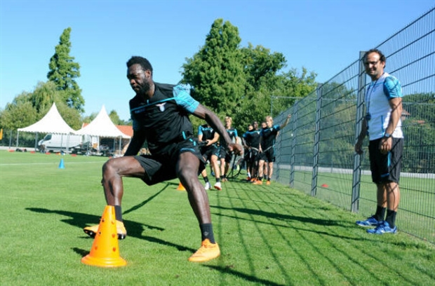 Giữa vạn tin đồn, mục tiêu của Man Utd vẫn vui vẻ tập cùng Lazio - Bóng Đá
