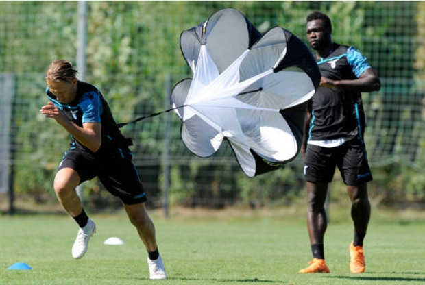 Giữa vạn tin đồn, mục tiêu của Man Utd vẫn vui vẻ tập cùng Lazio - Bóng Đá