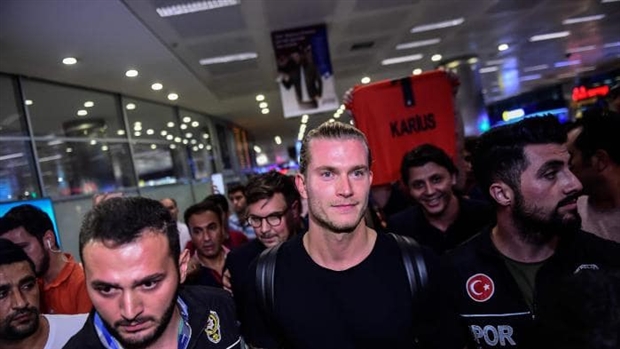 Tội đồ Karius tươi như hoa khi thoát khỏi Liverpool - Bóng Đá