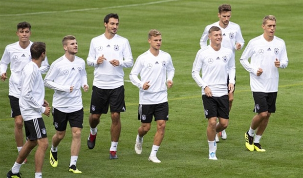 Bỏ qua 'cái tát' tại World Cup, Sane vẫn hồ hởi gặp Low - Bóng Đá