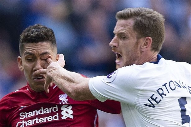 Firmino suýt mù mắt vì 'trò bẩn' của Vertonghen - Bóng Đá