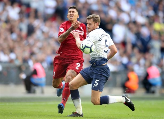 Firmino suýt mù mắt vì 'trò bẩn' của Vertonghen - Bóng Đá