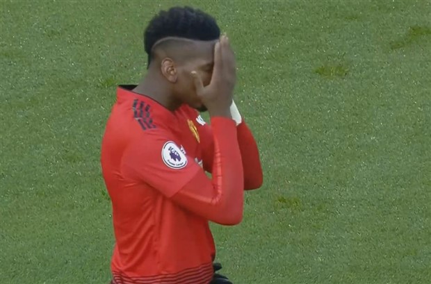 CĐV Man Utd nghi ngờ Pogba bị mù màu? - Bóng Đá
