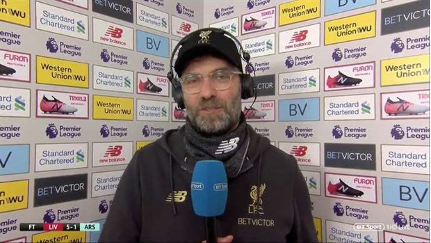 Michael Owen nhận gạch đá vì hỏi 'ngớ ngẩn' với Klopp - Bóng Đá