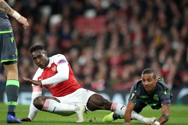 Tương lai bất ổn, sao Arsenal vẫn tươi rói 'đi bơi' - Bóng Đá