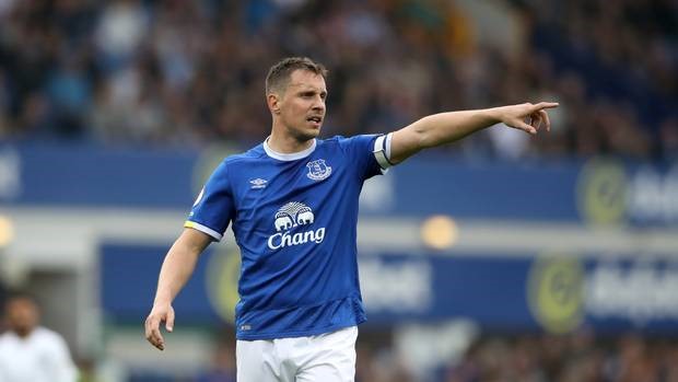 Phil Jagielka (36 tuổi 02 tháng 25 ngày).