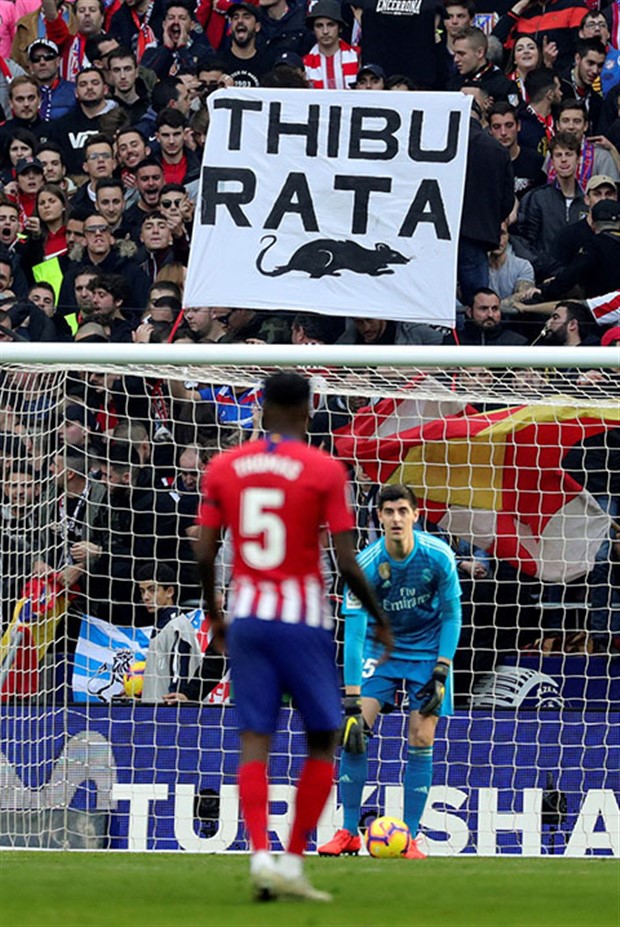 Courtois bị ném chuột trong ngày gặp lại Atletico - Bóng Đá