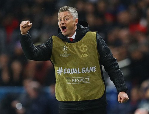 Vì sao Solskjaer mặc áo Bib trong lúc chỉ đạo Man Utd? - Bóng Đá