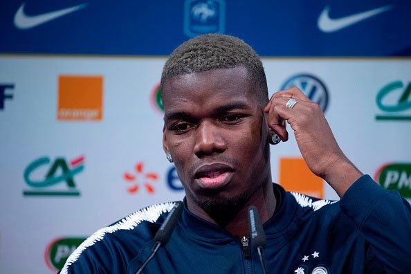 Pogba đang bị lên án vì hành động 'tỏ tình' công khai với Real.