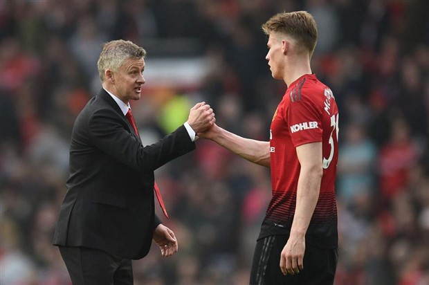 Sắp tới giờ đấu, dàn sao Man Utd vẫn trốn đi chơi bài - Bóng Đá