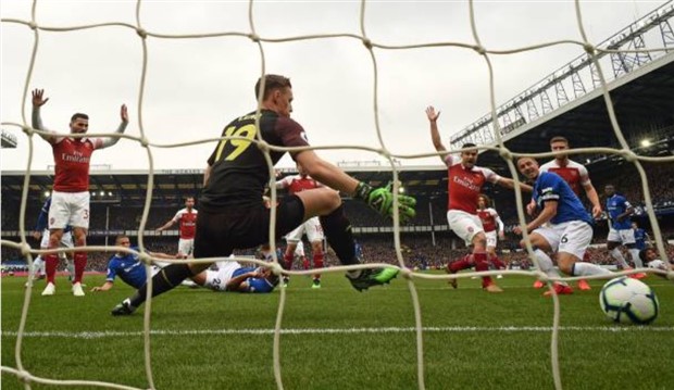 Ống kính sân cỏ: Ozil ném áo - Bóng Đá