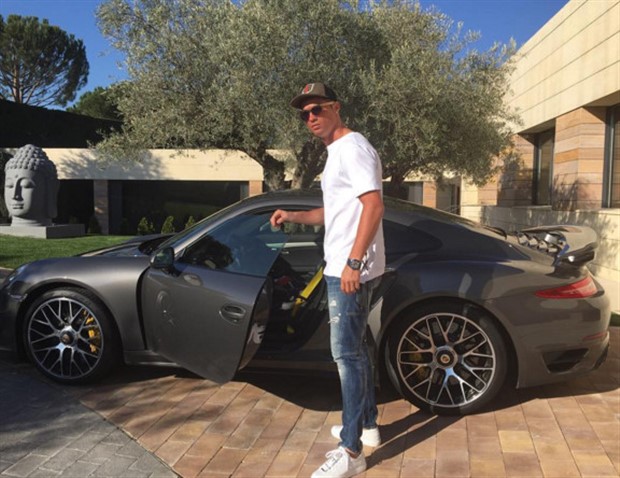 Porsche Turbo S 911 là phần quà mà Ronaldo tự thưởng cho bản thân sau khi để tụt mất danh hiệu Quả bóng vàng 2015 vào tay đối thủ Lionel Messi.