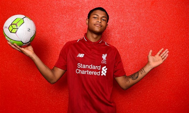 Brewster tên đầy đủ là Rhian Joel Brewster, sinh ngày 1/4/2000, tức cầu thủ này chỉ mới bước sang tuổi 19 cách đây hơn 1 tháng.