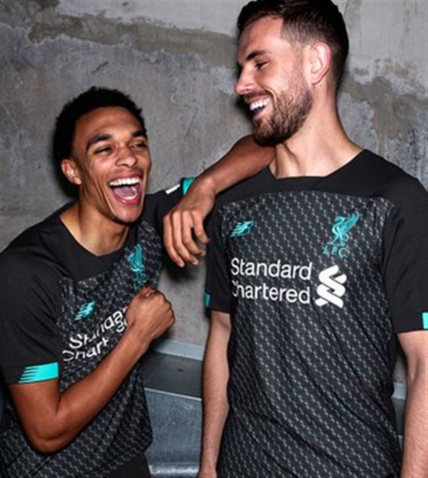 Liverpool tung mẫu áo đấu kỷ niệm 100 năm tri ân người cũ - Bóng Đá