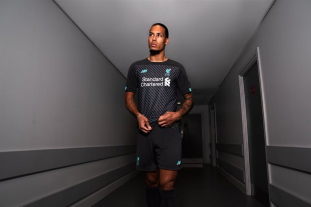 Liverpool tung mẫu áo đấu kỷ niệm 100 năm tri ân người cũ - Bóng Đá