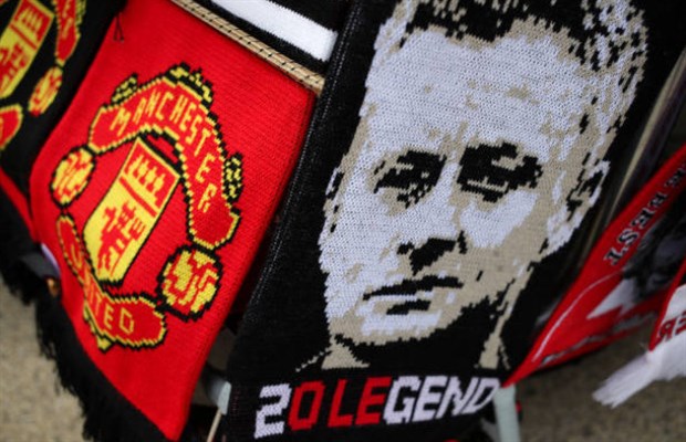CĐV Man Utd khoe cú ăn ba trong ngày Mourinho trở lại - Bóng Đá