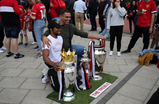CĐV Man Utd khoe cú ăn ba trong ngày Mourinho trở lại - Bóng Đá