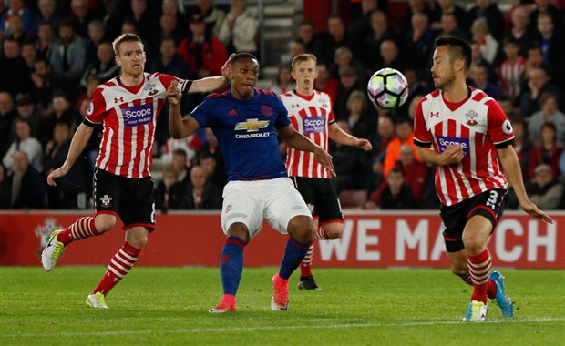 Kỷ lục 16 năm của Man Utd sẽ mất vì hàng thủ? - Bóng Đá