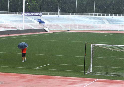 Các trợ lý của HLV Park đã có mặt để quan sát mặt sân Rizal Memorial.