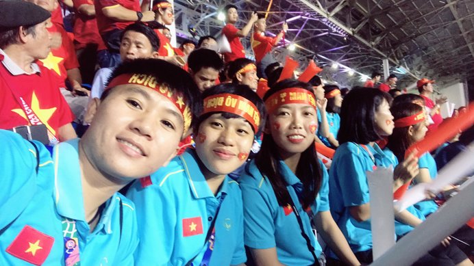 Những Tuyết Dung, Chương Thị Kiều,... không quên "thủ tục" lưu lại khoảnh khắc đáng nhớ trước thềm chung kết giữa U22 Việt Nam và U22 Indonesia.