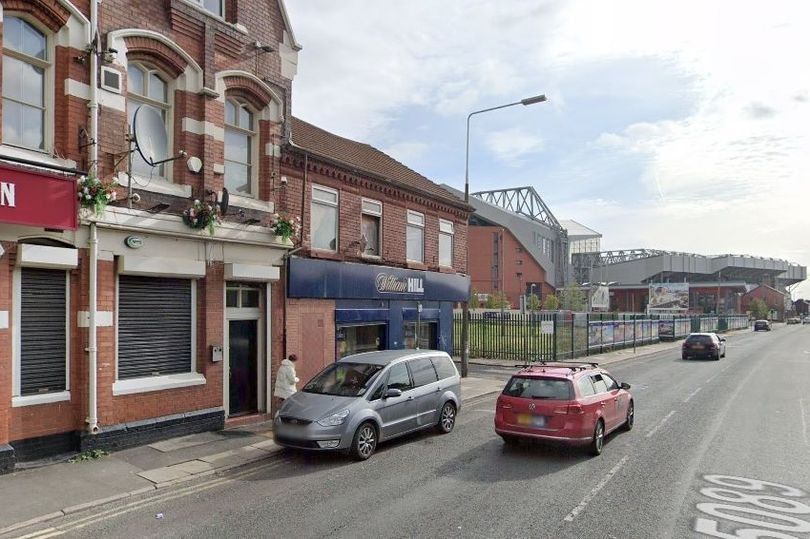 Đường Walton Breck nằm ngay sát sân vận động Anfield, và đồng thời cũng là nơi xảy ra sự việc đáng tiếc nói trong bài.