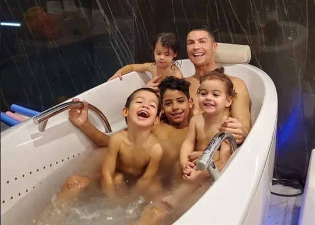 Khoảnh khắc Ronaldo vui vẻ cũng những "nhóc tỳ" của mình trong bể tắm tại gia.