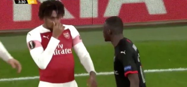 Thời điểm Iwobi đưa tay lên che mũi.