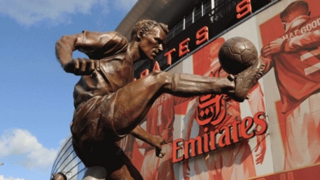 Bức tượng tri ân Bergkamp được đặt bên ngoài sân Emirates.