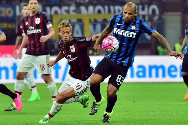 Milan lẫn Inter đang trải qua những ngày tháng hết sức khó khăn trong việc đi tìm lại hình ảnh oai hùng ngày nào. Ảnh: Internet.