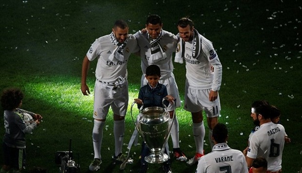 Bộ ba \\"BBC\\", với Benzema, Ronaldo và Bale, cùng con trai Ronaldo bên chiếc cúp Champions LeagueMùa này, "BBC" đóng góp khá nhiều bàn thắng trên chặng đường chinh phục Champions League. Ảnh: Internet.