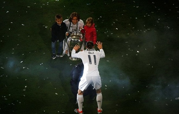 Bale đang chọc người đồng đội Luka Modric và hai đứa trẻ của tiền vệ này. Modric và Bale rất thân, khi từng gắn bó ở Tottenham. Ảnh: Internet.