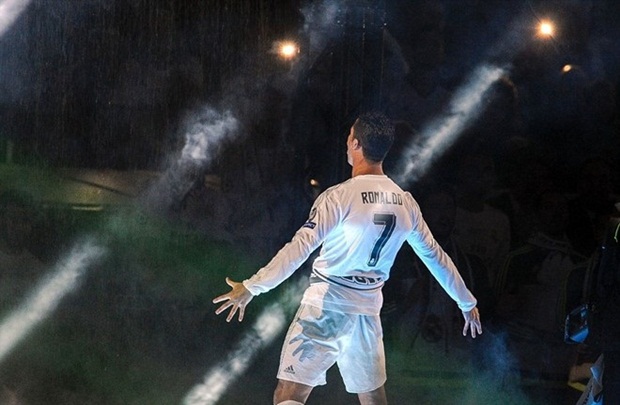 Không nói cũng biết tâm trạng Ronaldo phấn khích thế nào, khi anh đã có danh hiệu Champions League thứ 3 trong sự nghiệp. Trên sân Bernabeu, Ronaldo tái hiện khoảnh khắc ăn mừng quen thuộc, và khẳng định bản thân đang ở đỉnh cao sức mạnh. Anh còn cho rằng những gì thể hiện đã xóa tan tất cả sự hoài nghi về bản thân. Ảnh: Internet.