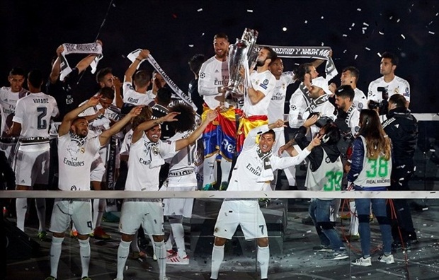 Trong đêm ăn mừng ở sân Bernabeu, Ronaldo đi tiên phong trong việc chỉ đạo các đồng đội thực hiện nhiều màn ăn mừng ngộ nghĩnh. Phải chăng, đó là dấu hiệu cho thấy Ronaldo muốn gắn bó lâu dài với Real và mở lời với HLV Zinedine Zidane trong việc trao cho