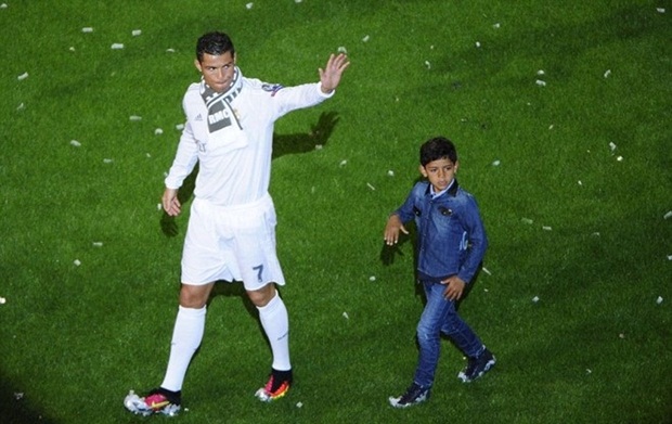 Trong hình, Ronaldo và cậu con trai vẫy chào người hâm mộ. Đó không phải một lời tạm biệt, vì nhiều khả năng số 7 sẽ tiếp tục gắn bó với Real. Cầu thủ này hồi tuần rồi cho rằng đội nhà đã có "một quyết định khôn ngoan" khi đề nghị anh ký hợp đồng mới. Ả