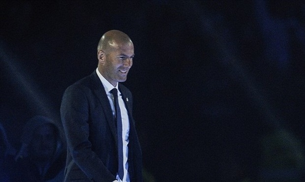 "Người kiến trúc sư" đứng đằng sau thành công của Real mùa này, đó là Zinedine Zidane. Huyền thoại người Pháp đi trên mọi sự hoài nghi về năng lực trong những ngày đầu dẫn dắt Real để đưa đội bóng tới danh hiệu Champions League. Ảnh: Internet.