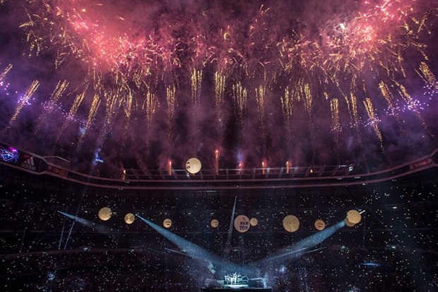 Bữa tiệc ăn mừng của Real trên sân Bernabeu đầy màu sắc, với pháo hoa và rất nhiều thứ. Không khí ở đây như ngày hội lớn. Ảnh: Internet.
