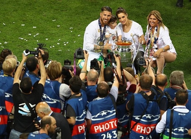 Tổ ấm hạnh phúc của Sergio Ramos, tác giả bàn thắng mở tỷ số trong trận gặp Atletico. Bên cạnh người thủ quân là cô bạn gái xinh đẹp Pilar Rubio và cậu con trai. Ảnh: Internet.
