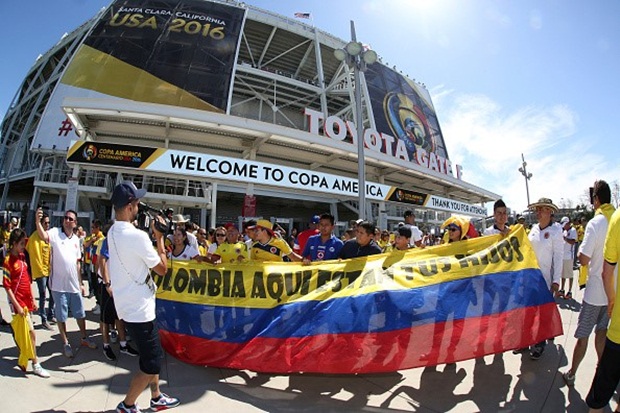 Lễ khai mạc Copa America 2016 bắt đầu lúc 7h30 ngày 4/6 (giờ VN) trên sân Levi’s tại thành phố Santa Clara, bang California. Ngay sau đó, trận đấu giữa đội chủ nhà Mỹ và ĐT Colombia diễn ra lúc 8h30. Do vậy, rất đông cổ động viên tuyển Colombia đến sân. Ảnh: Internet.