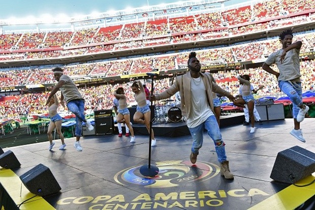 Nam ca sĩ nổi tiếng người Mỹ, Jason Derulo trình diễn tại lễ khai mạc Copa America Centenario 2016 trên sân Levi’s. Ảnh: Internet.