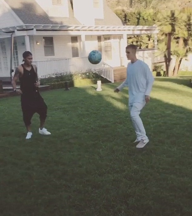 Trước đó, Neymar đăng hình ảnh chơi bóng cùng nam ca sĩ nổi tiếng Bieber trên trang cá nhân Instagram. Ảnh: Internet.