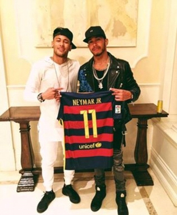 Còn trên Facebook, Neymar chia sẻ bức ảnh chụp cùng tay đua công thức một từng 3 lần vô địch thế giới Lewis Hemilton. Ảnh: Internet.