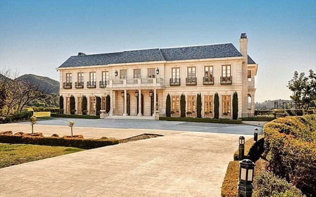 Căn biệt thự được thiết kế theo phong cách La Petit Trianon ở vùng Versailles. Ảnh: Internet.