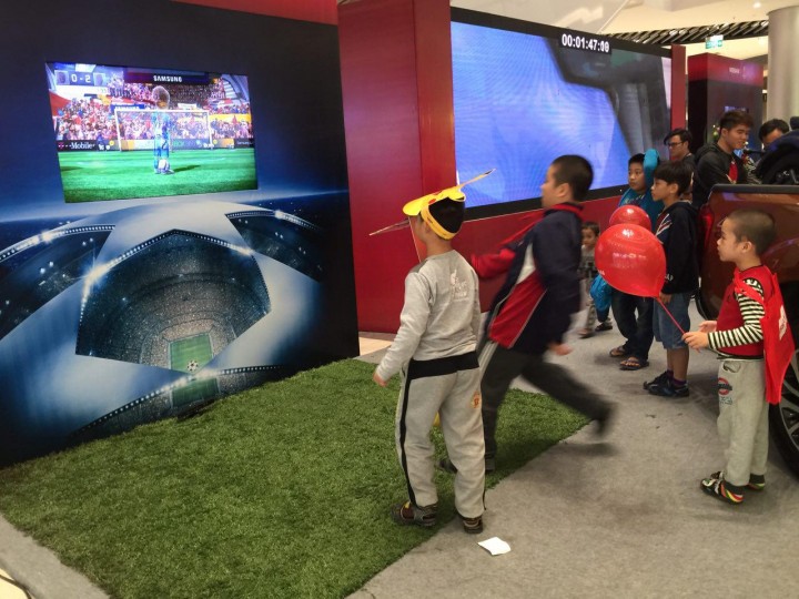Các chân sút nhí đua nhau thể hiện tài nghệ sân cỏ với Game Kinnect “sút bóng ảo”.